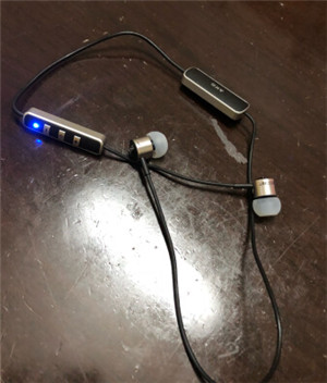 AKG K374BT耳机电源开关指南