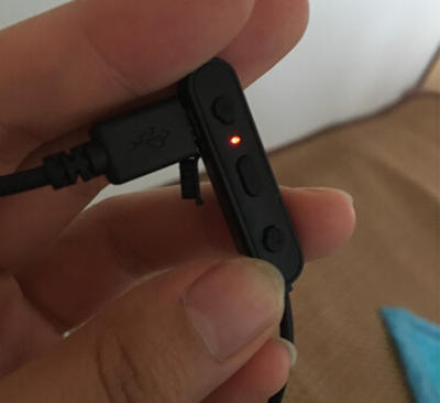 漫步者W280BT耳机怎么充电