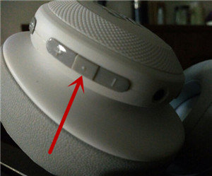 JBL E55BT耳机怎么控制手机通话