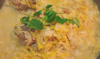 脊骨炖酸菜的做法 脊骨炖酸菜的做法介绍