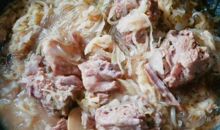 排骨炖酸菜的家常做法 怎么做排骨炖酸菜