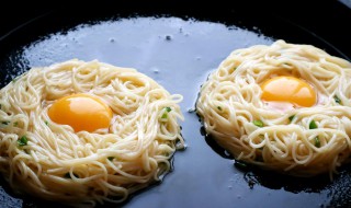 如何制作好吃的方便面鸟巢饼 制作好吃的方便面鸟巢饼的步骤