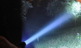 晚上天上扫来扫去灯是什么灯 哪种灯会晚上在天上扫来扫去