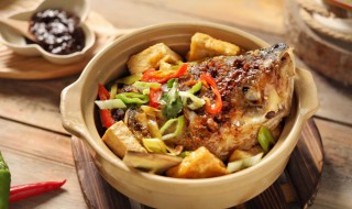 砂锅蒜香碟鱼头的做法 如何做砂锅蒜香碟鱼头