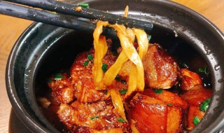 红烧肉金针菜的做法 如何做红烧肉金针菜