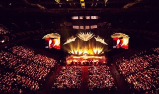 乡村爱情主题曲 赵本山演唱的《咱们屯里的人》