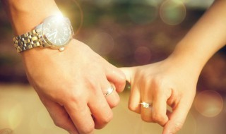 食指和无名指同时戴戒指什么意思 看完你就明白了