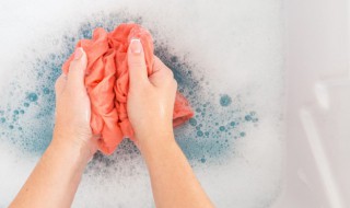 黑色笔芯弄衣服上怎么洗掉 黑色笔芯弄衣服上如何洗