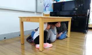 当地震发生时你在家里应如何避震 当地震发生时在家里的避震技巧