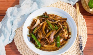 青椒洋葱爆鳝鱼丝 青椒洋葱爆鳝鱼丝做法介绍