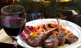 喝红酒最好搭配哪些食物 喝红酒最好搭配的食物有哪些