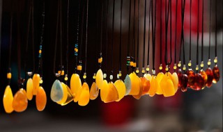 蜜蜡鉴别真假方法 辨别蜜蜡真假的三种方法分享