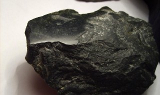 墨玉鉴别方法 墨玉的鉴别主要看三个方面