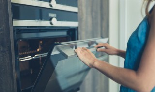 如何清洗烤箱中的油渍 怎么清洗烤箱中的油渍