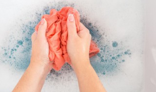 小龙虾油渍怎么清洗白色衣服 衣服上的小龙虾油渍清洁技巧