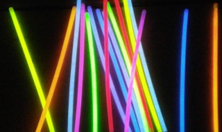 荧光棒怎么发光 荧光棒为什么会发光