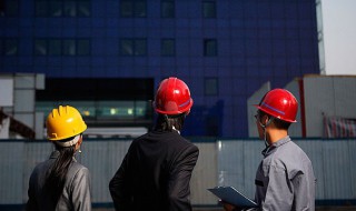 工地戴红色帽子的是什么人 建筑工人一般戴什么颜色的安全帽