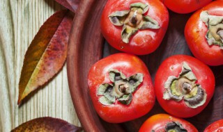 吃柿子有什么作用和功效 吃柿子有哪些作用和功效