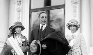 被誉为“现代电影之父”的是 称为现代电影之父的是格里菲斯