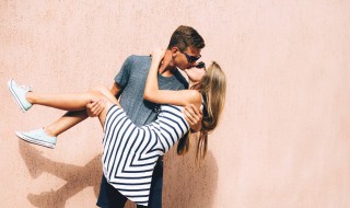 要亲亲要抱抱要举高高是什么梗？ 要亲亲要抱抱要举高高的含义