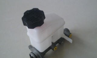 刹车总泵总漏气怎么回事 刹车总泵总漏气的原因