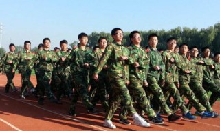 高一军训必备物品清单 穿的戴的必须配齐