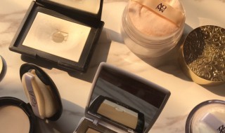 散粉跟粉饼的区别 散粉跟粉饼有什么不同