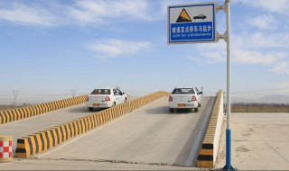 半坡起步是快送刹车还是慢松刹车 驾考宝典