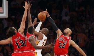 防守三秒违例详解 一起了解球场规则吧