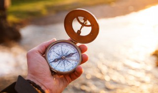 如果带指南针上月球能靠它正确指引方向吗 带指针上月球能不能靠它正确指引方向南