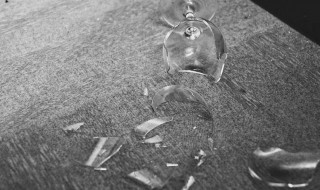 打碎玻璃瓶怎么处理 打碎玻璃瓶处理方法