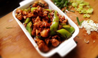 家庭炒鸡的简单做法 家庭炒鸡的简单做法与步骤