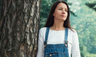 牛仔裤扣子掉了怎么办 牛仔裤上的扣子脱落了怎么办呀？