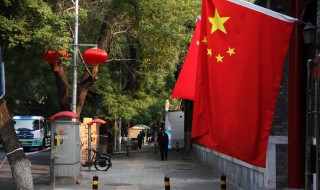 国旗在我身边手抄报内容 我们要端正对待国旗