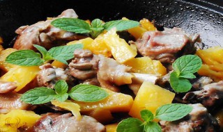 如何做菠萝焖鸭 菠萝焖鸭的做法