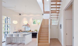 楼梯旁边做餐厅怎样装修 看看别人怎么做