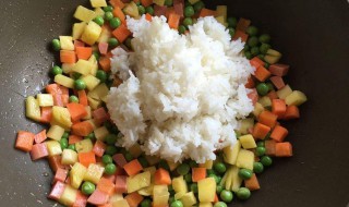 菠萝时蔬饭如何做 制作它的步骤是什么