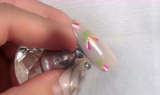 做美甲怎样涂指甲 涂抹的步骤是什么