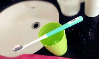 如何做简易的刷牙玩具 做法如下