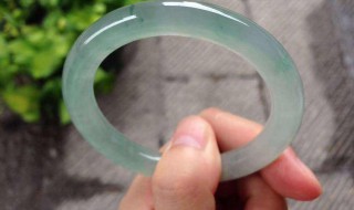 玉镯偏大的佩戴方法 可以让镯子不脱落呢