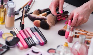 最简单的化妆3个步骤 关于化妆的简单步骤