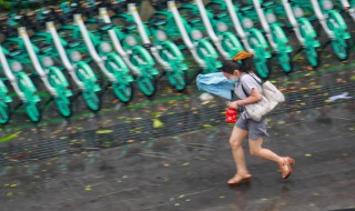 下雨天的幽默句子 关于下雨天的搞笑句子