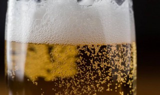 怎样倒啤酒产生的泡沫更少 如何倒啤酒产生的泡沫更少