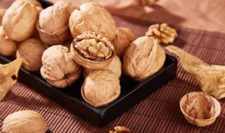 核桃里有灰尘怎么能清理干净 核桃怎么清理