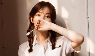 女人在男人面前摆弄头发是什么意思 女人在男人面前摆弄头发意思是什么