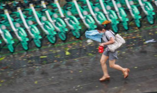 遇到暴雨怎样自救 遇到暴雨自救的方法