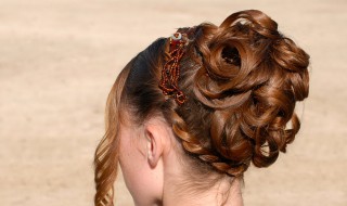 齐肩发盘发教程 齐肩短发简单盘发教程