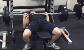 卧推怎样不伤肩 如何做卧推才能不伤肩