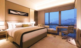 酒店房间床上没枕头的那头放的那块布是干什么用的 看完也许就知道了