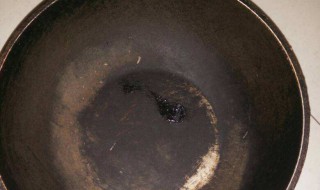 炖菜锅糊了怎么处理污垢 教你一招让烧糊的铁锅变光亮
